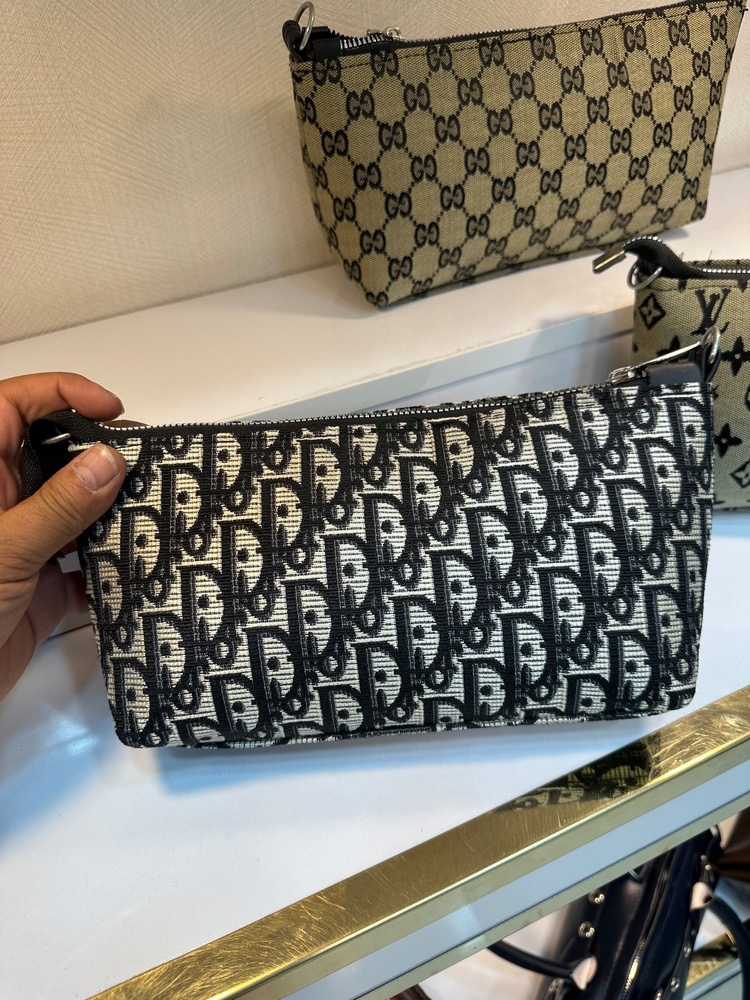 کیف دوشی زنانه طرح دار برند دیور Dior مناسب روزمره و مهمانی کد 290