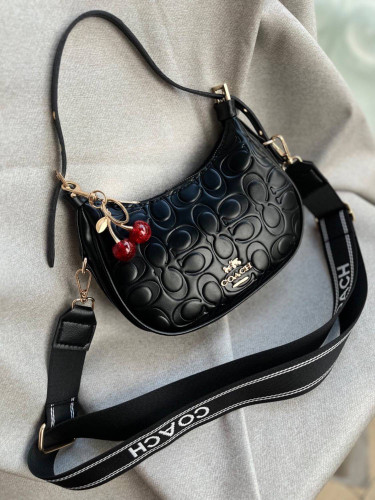 کیف دوشی زنانه برند کوچ Coach هلالی آویز دار مناسب روزمره و مهمانی کد 308