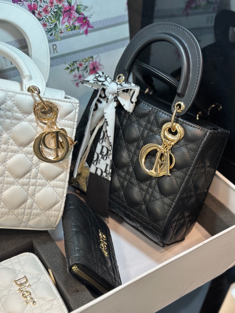کیف دستی زنانه گلدوزی شده دو قلو برند دیور Dior مناسب روزمره و مهمانی