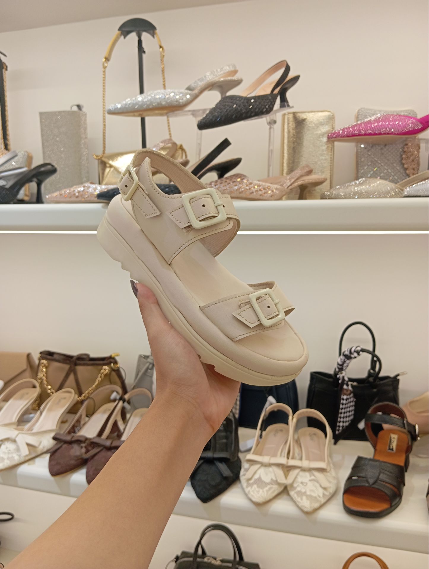 کفش زنانه مدل صندل سه سگگ مناسب روزمره و مهمانی کد 426
